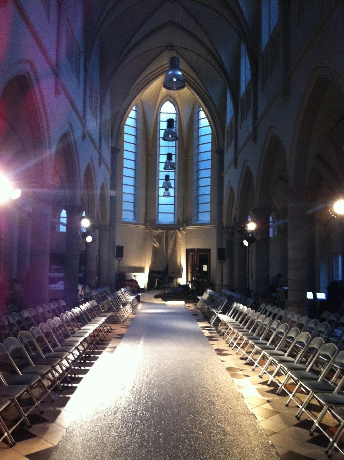 Kapel PSC Elsene als catwalk voor een modeshow De kapel,die fungeert als ontmoetingsplaats, werd omgetoverd tot een heuse catwalk. De grote verbanden maakten de decoratie af.