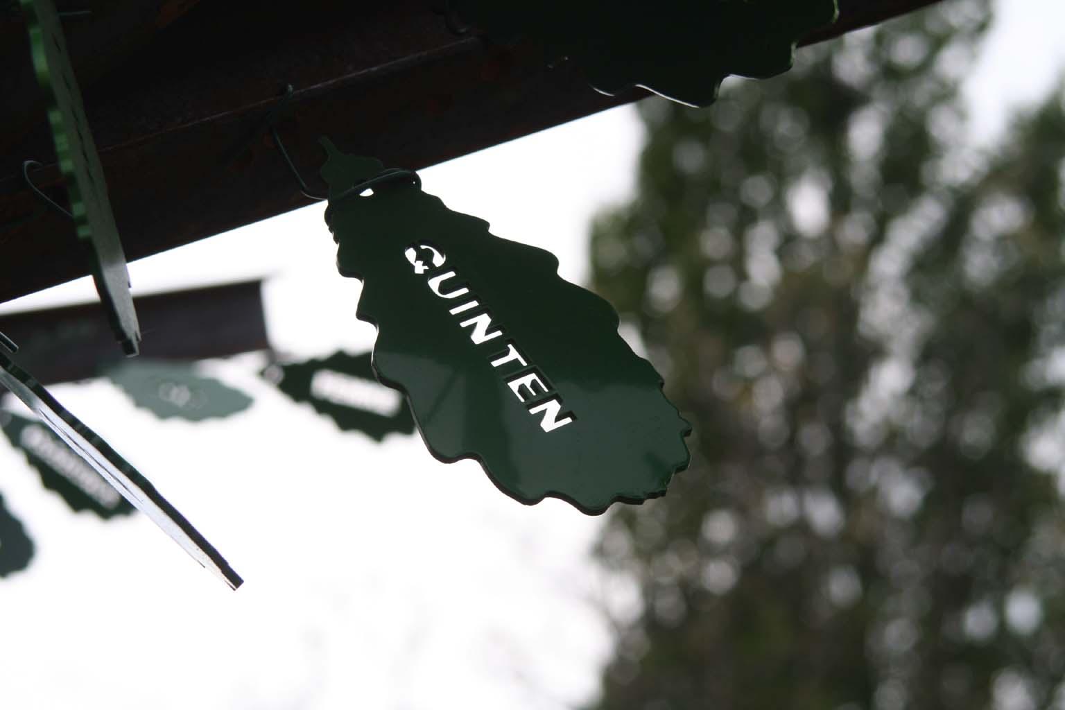 Elk kind is een blad in de boom. Elke leerling van de school heeft zijn eigen blad dat aan de tak van zijn leerjaar hangt. Het gaat om een plexiglazen blad waarin de naam van de leerling uitgefreesd werd.