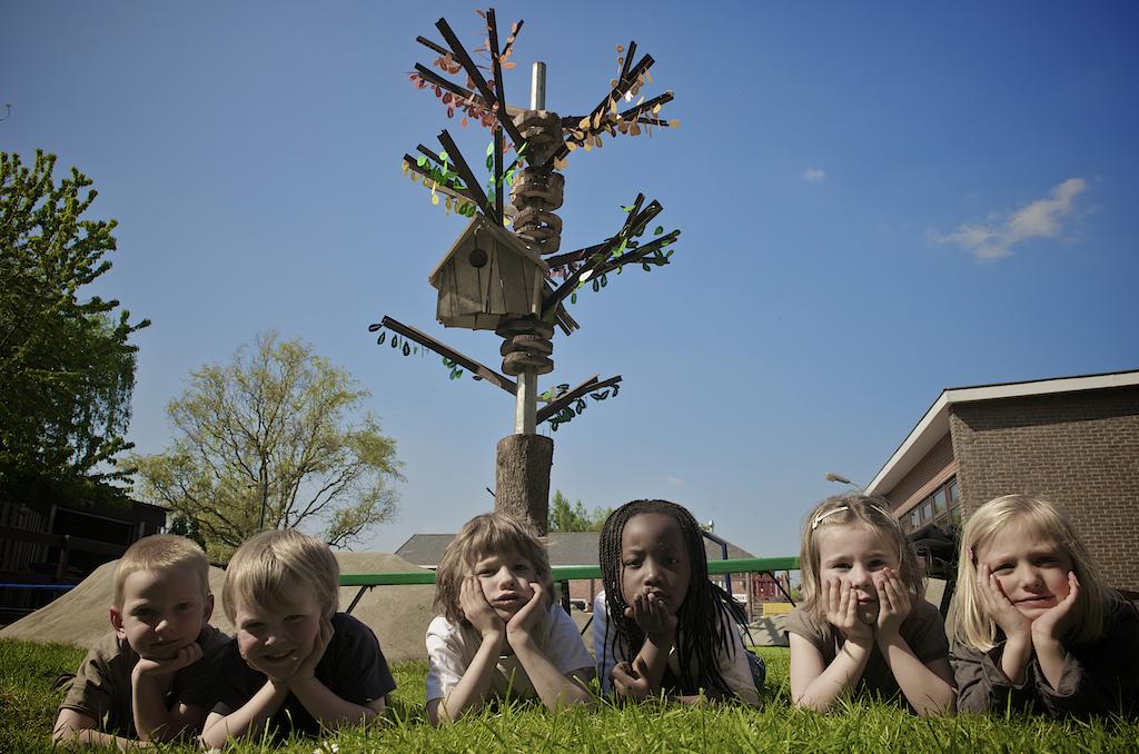 de boom toont de structuur van de school We hebben een boom ontworpen die de structuur van de school toont en vertelt hoe men opgroeit op school. Als basis hebben we een stuk van een heuse verlichtingspaal genomen waarop we heel strak het aantal jaren dat men hier school kan lopen hebben vertaald in evenveel takken. Deze boom is sterk en draagt het symbool van de school, namelijk de boomhut.