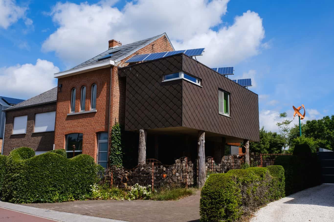 Om onze woning uit te breiden voor de komst van kinderen hebben we onze inspiratie uit de natuur gehaald. We hebben net als vogels een nest in een boom gebouwd, die deel uitmaakt van een bos.\nHet bos is een met koperen bladeren ingepakte doos, ondersteund door zeven eiken boomstammen. \n