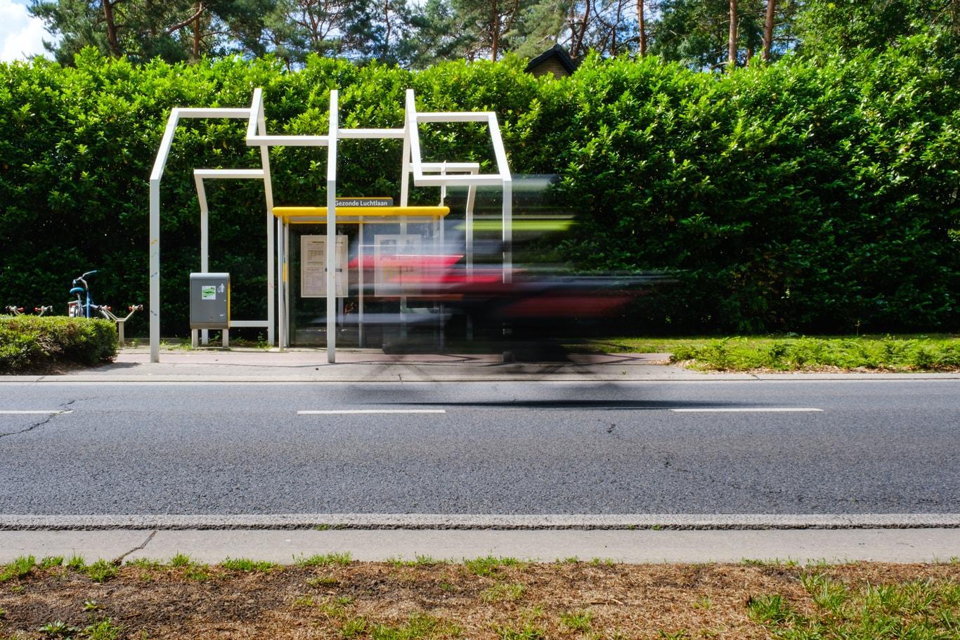 Jeugddorp had graag het kunstwerk aan de bushalte “Gezonde Luchtlaan” gezien. Hier wachten de kinderen en jongeren namelijk op de bus die hen zal vervoeren. Aan die bushalte staat er een wachthokje waar reizigers kunnen schuilen als de weersomstandigheden ongunstig zijn. Met het kunstwerk maken we een analogie met de werking van Jeugddorp. Als de situatie niet meer veilig is, bestaat er een groot huis waar men terecht kan, waar men kan schuilen en geborgenheid kan vinden.