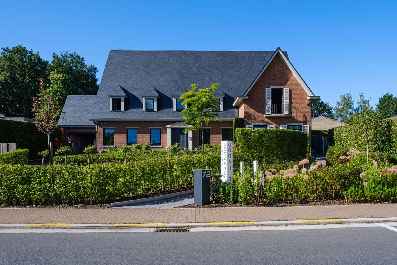 Gezien de architectuur van het huis klassiek is, moest de tuin geen te grote contrast met de gevel vormen en aansluiten met het geheel. Verder was de verbondenheid met de natuur beduidend en moest de voorkeur gegeven worden aan levende elementen (haag, boom, ...) 