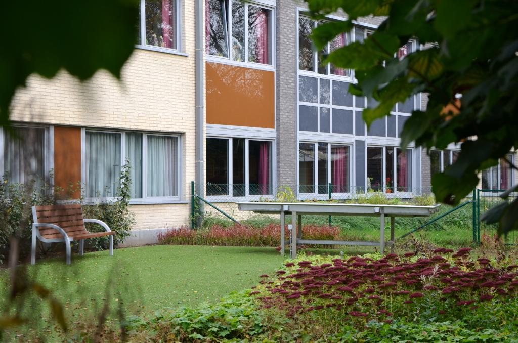 De schuine as die zo door het gebouw loopt vindt aan de andere zijde een soortgelijke ontmoeting. Dit is de verblijfsruimte van de dementerende bejaarden.nHier hebben we een afgesloten tuin ontworpen, waarbij eenvoud en rust de begrippen zijn, nodig om een verwarde geest te laten rusten.n