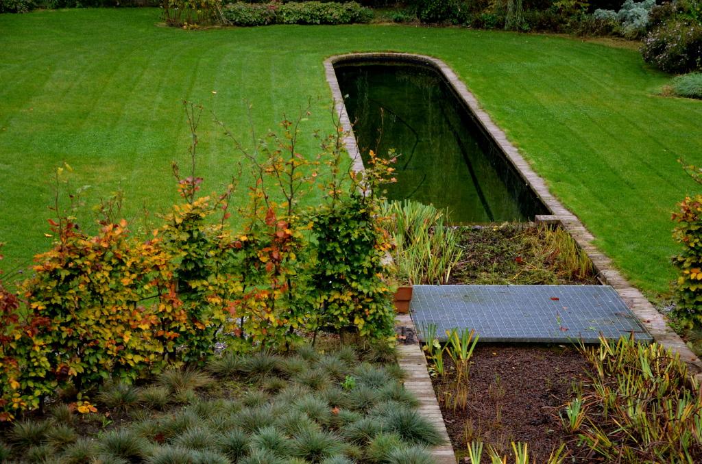 20 meter lang waterkanaal - samenspel van onder andere verschillende kleuren, planten en insecten - contrast met het strakke lijnenspel in de rest van de tuin.\n\n